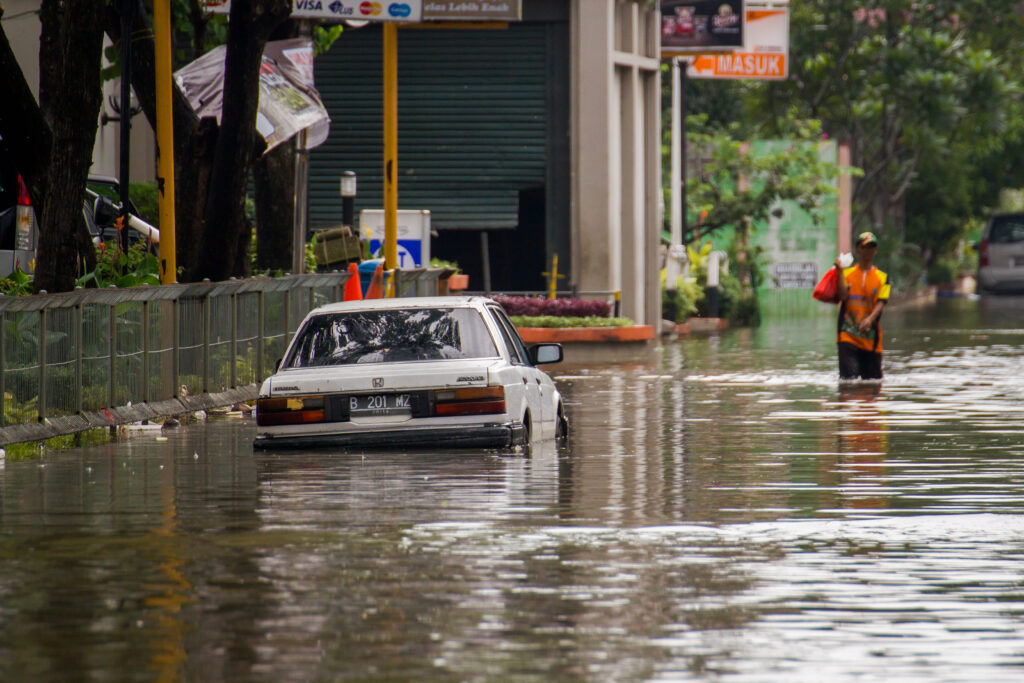 Lakukan Hal Berikut Ini Bila Mobil Terendam Banjir