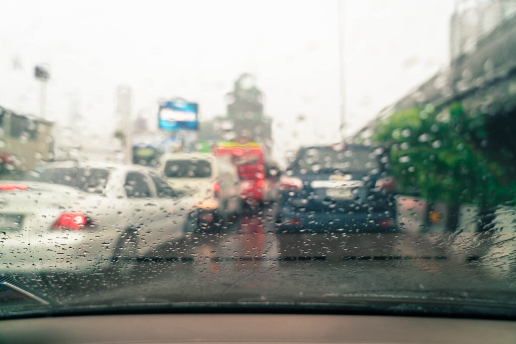 mobil menerobos hujan