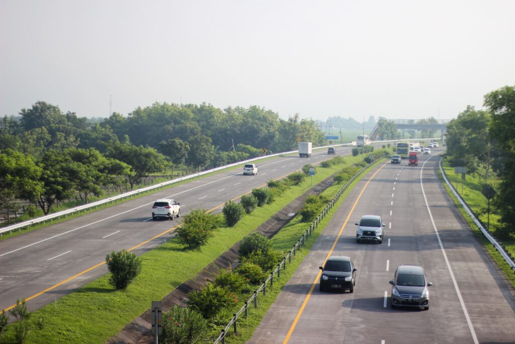 Apa Sebenarnya Fungsi Jalur Kanan di Jalan Tol?