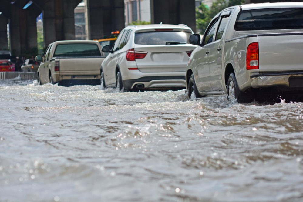 mobil menerobos banjir