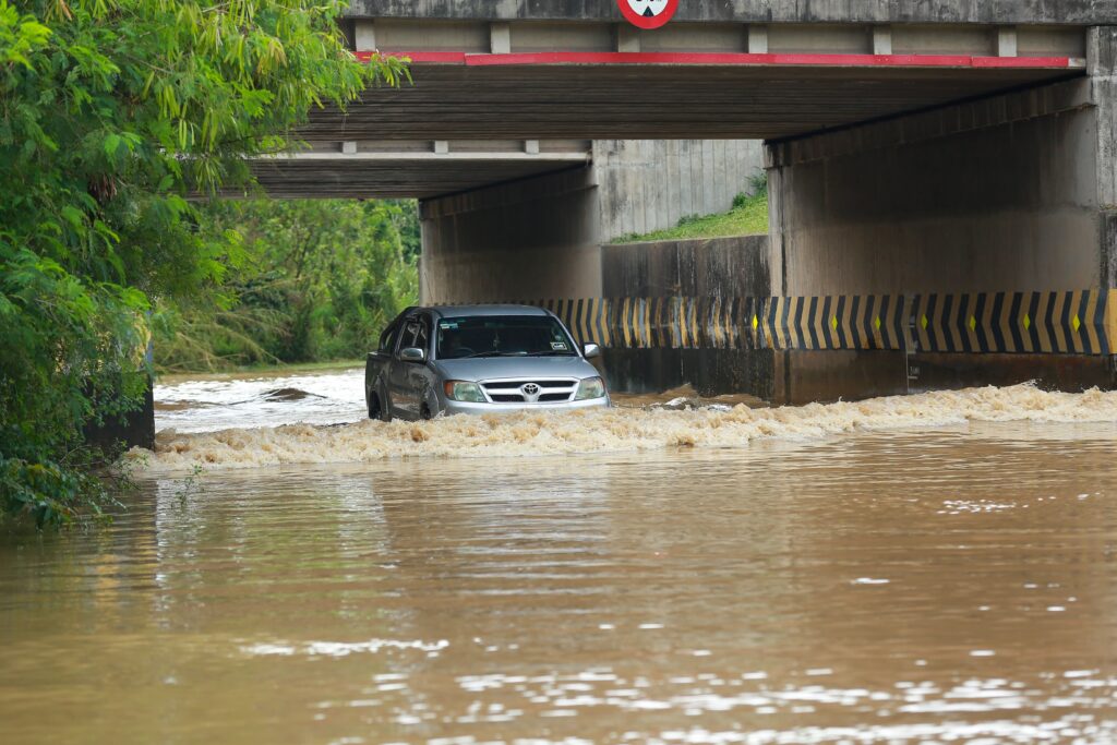 Sudah Mepet? Ini Tips Aman Menerobos Banjir Bila Terpaksa