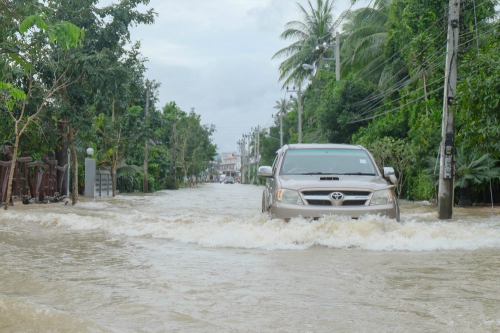 mobil menerobos banjir