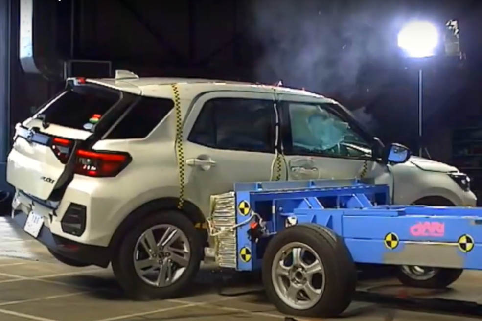 uji tabrak daihatsu rocky