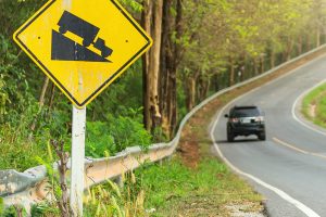 mobil matik melewati turunan