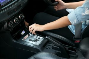 mengendarai mobil matic