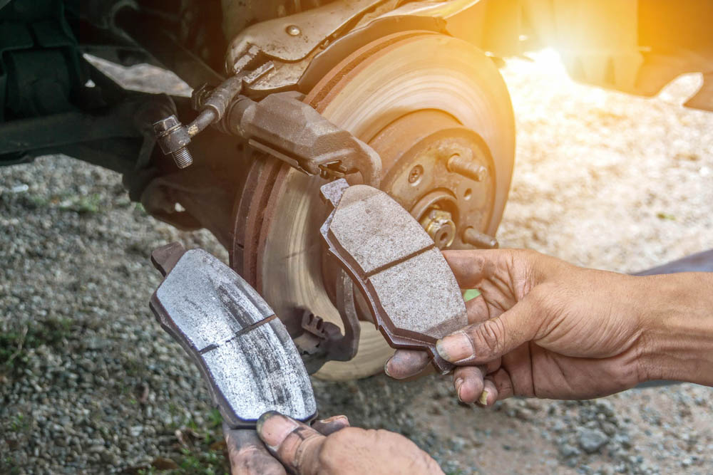 lupa menurunkan hand brake