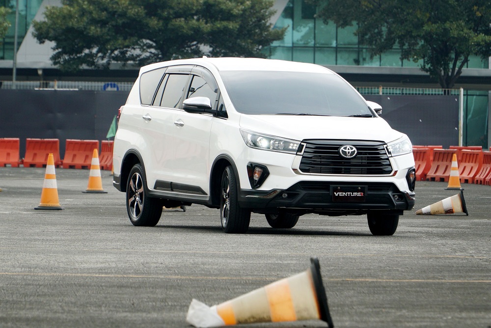 mobil ngebut