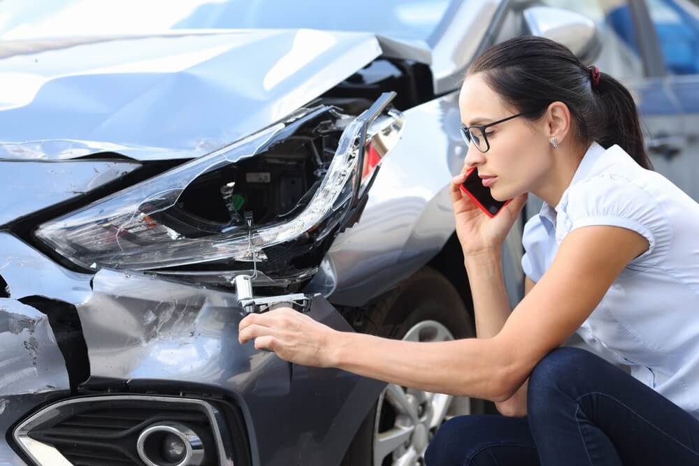 mobil terlibat kecelakaan