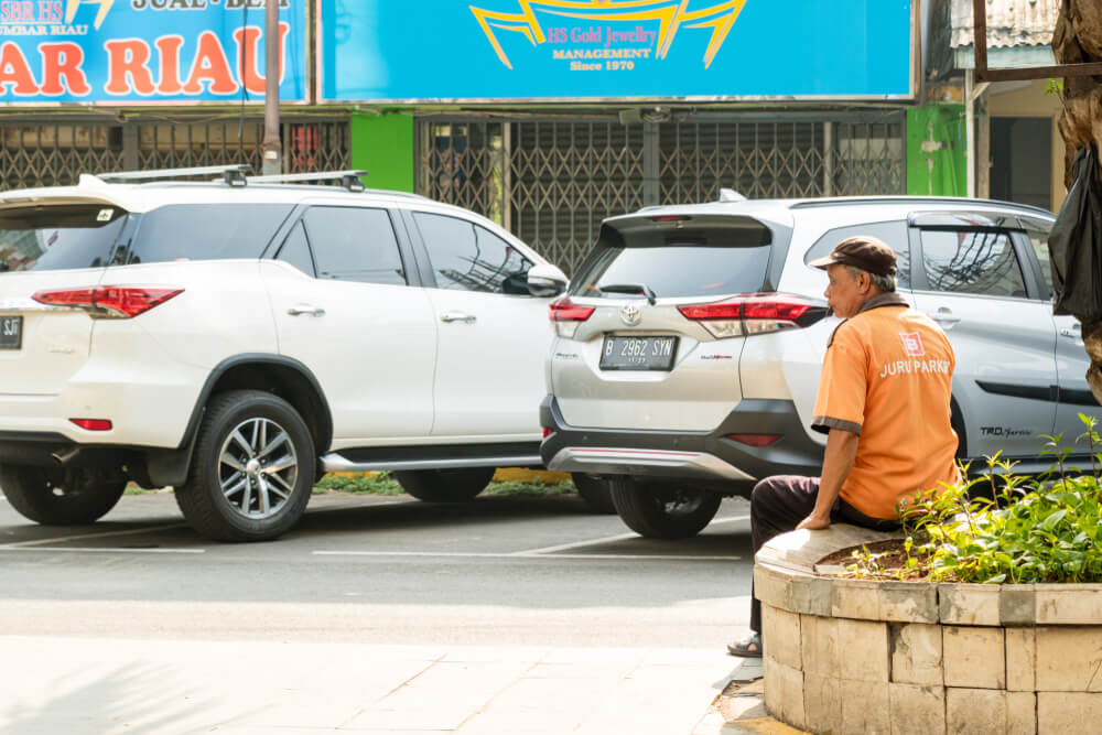 parkir tengah jalan