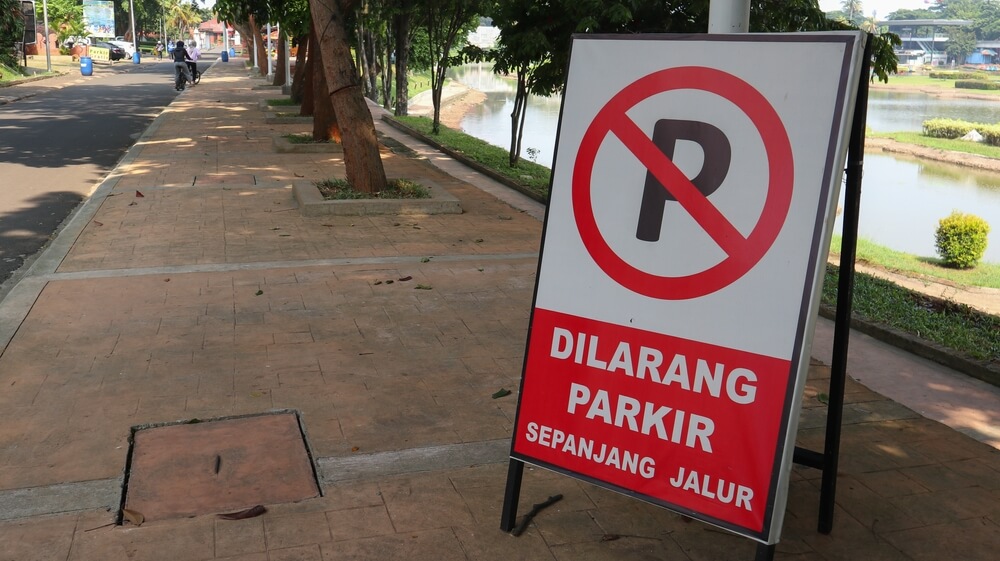 parkir tengah jalan