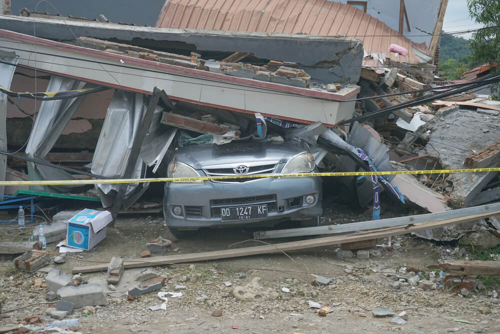 mobil kena gempa