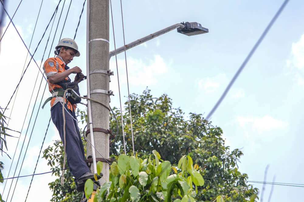 pemasangan lampu jalan