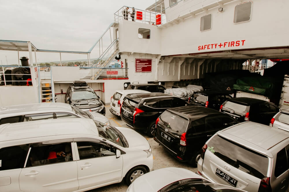 mobil naik kapal feri