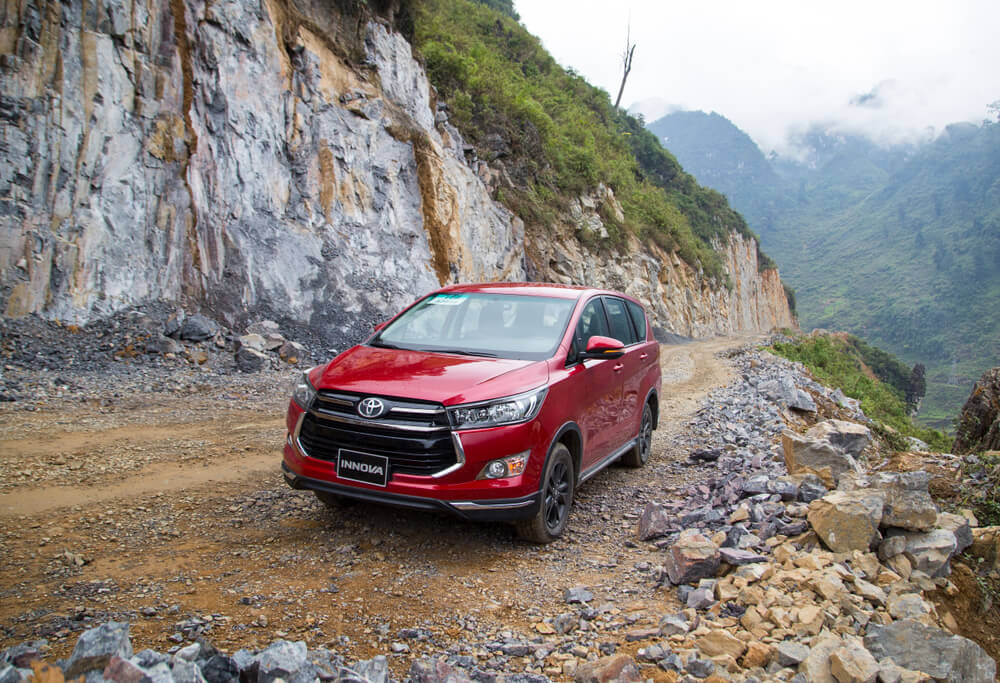 mobil tujuh penumpang