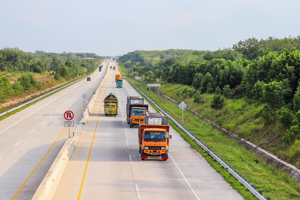 truk di jalan tol