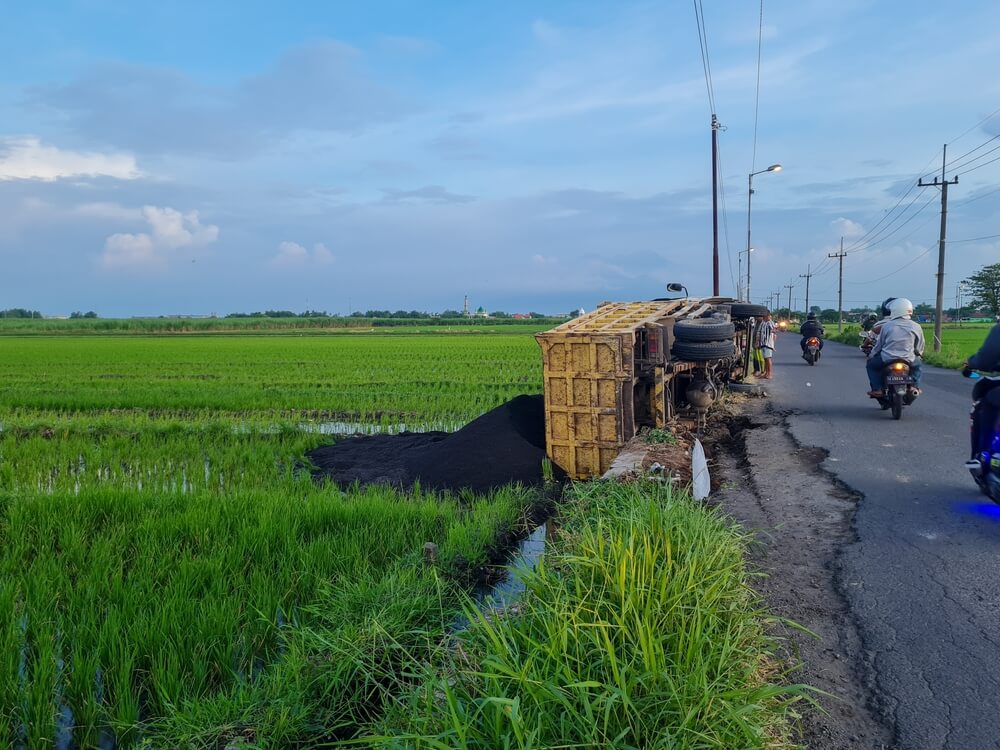 kecelakaan truk terguling