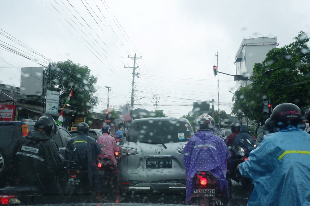 Sering Kena Hujan dan Panas? Waspada Efek Buruknya!