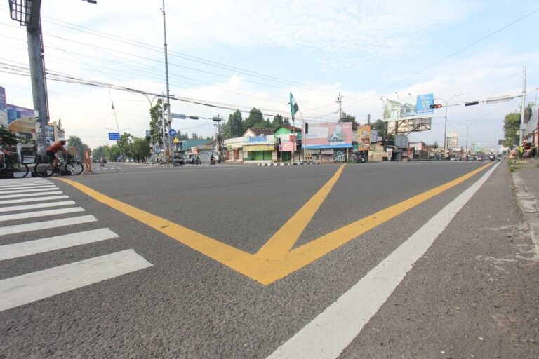 Perbedaan Warna Markah Jalan Kuning dan Putih, Apa Artinya?
