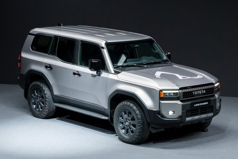 Adu Raja Land Cruiser vs Pajero Sport: Adu Raja SUV Legendaris