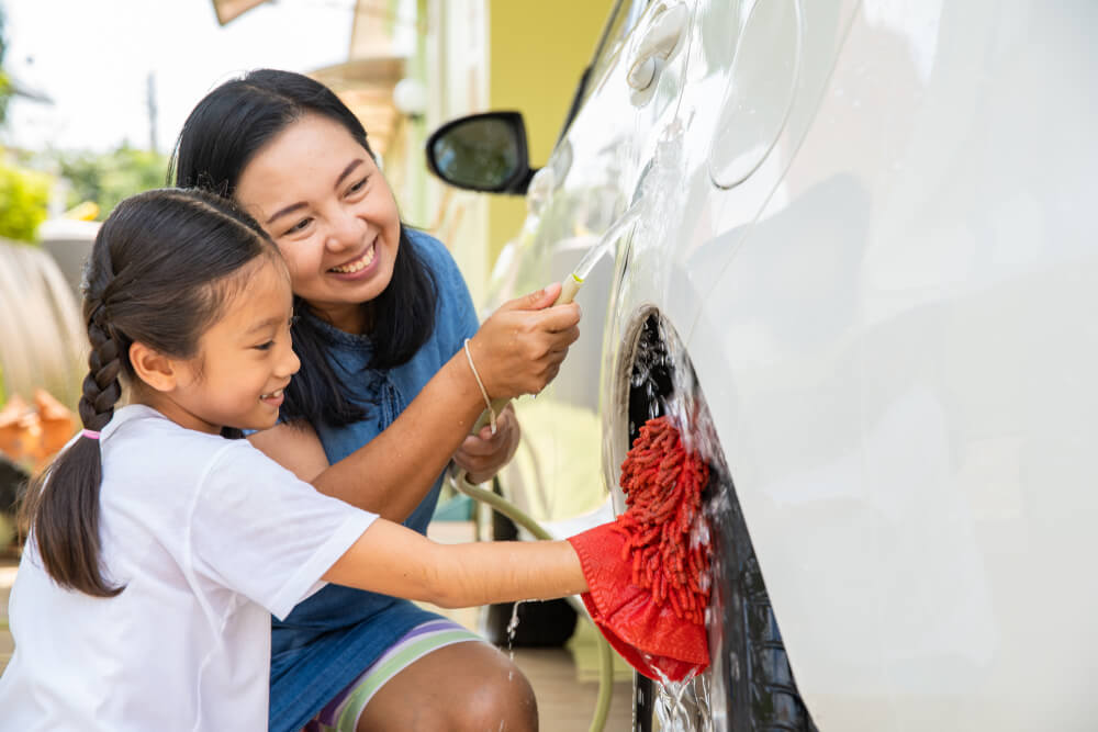 momen bahagia keluarga liburan bersama mobil keluarga