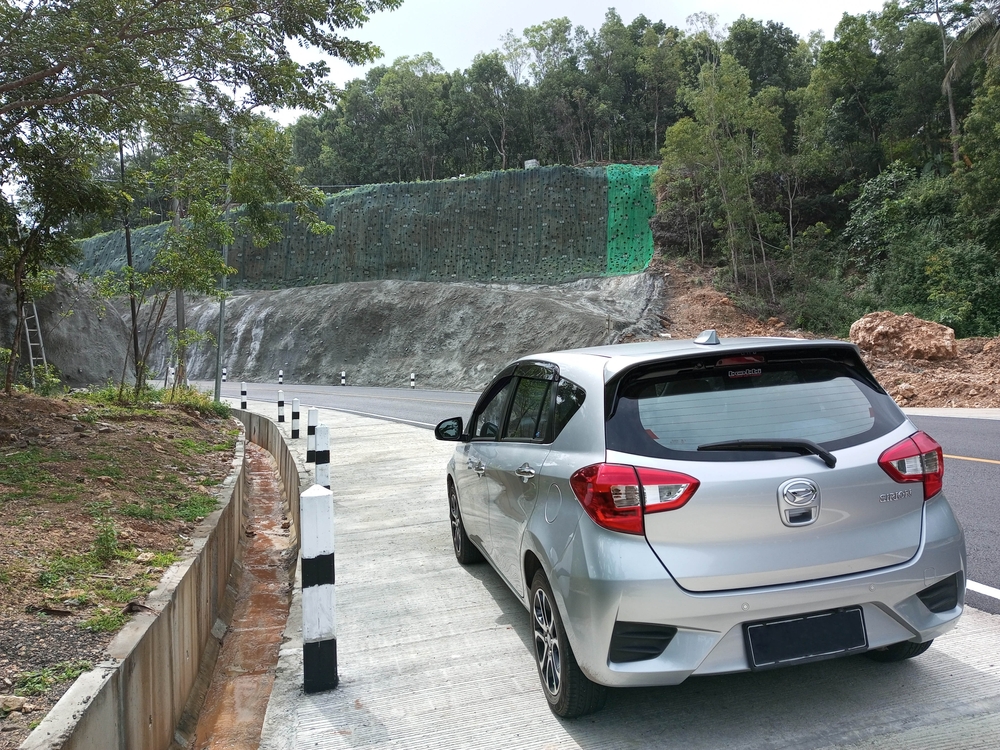 mobil daihatsu sirion