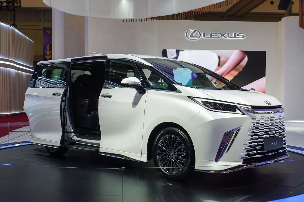 Hadapi Musim Hujan dengan Lexus Alphard