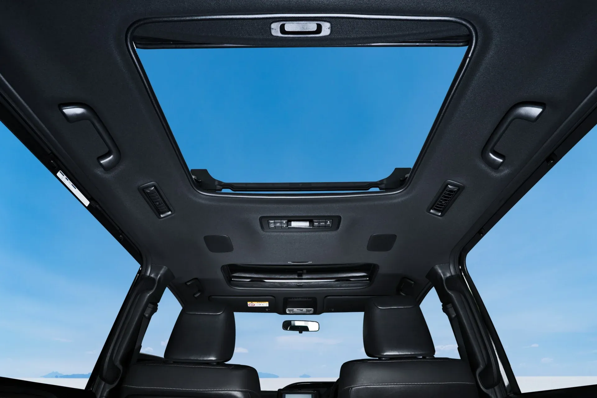 Menikmati Keindahan Langit dengan Moonroof pada Toyota Voxy