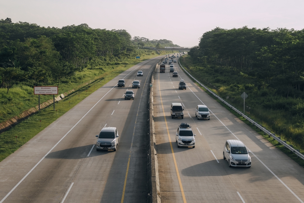 Mengemudi dengan hati-hati dan mematuhi aturan jalan tol adalah kunci untuk mencapai tujuan dengan selamat.