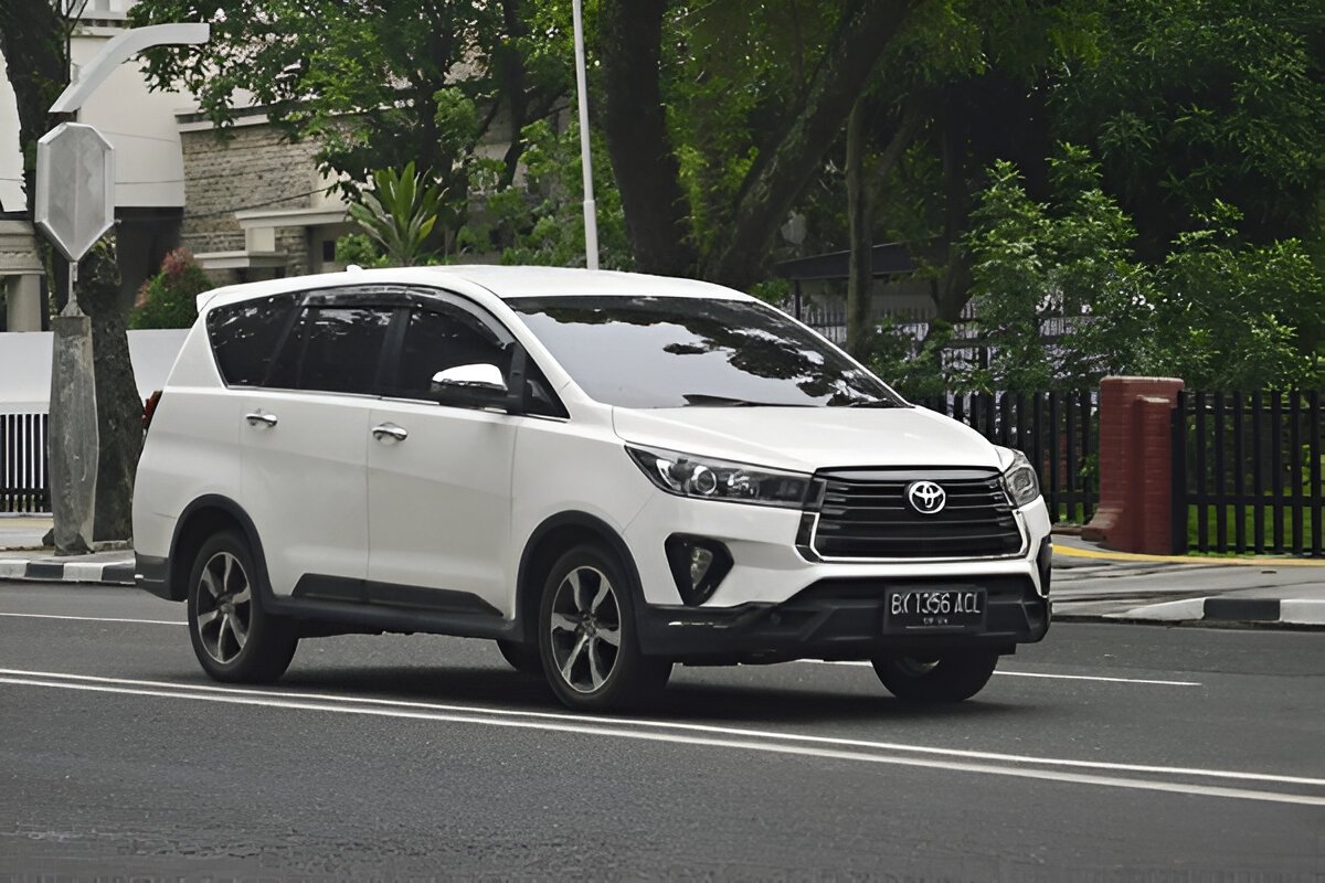Bionic Innova Rasa Supra Toyota Innova Reborn atau Venturer? Ini Perbedaannya!