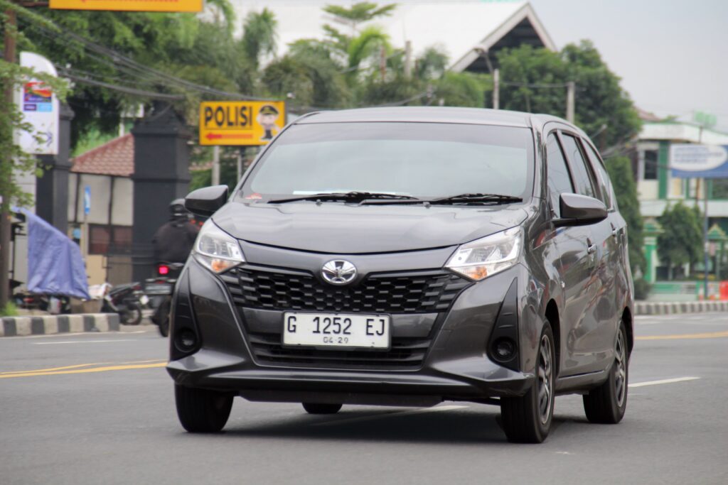 Sigra vs Ayla: Perbandingan Spesifikasi, Harga, dan Fitur