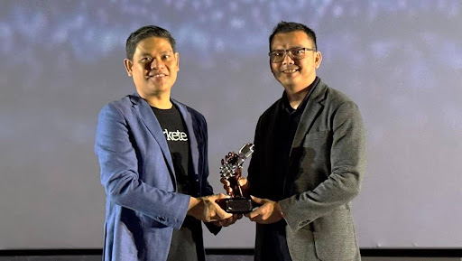 CEO Mark Plus Inc. dan pemasar, Ivan Settiavan (kiri), CEO Sewa, David Tamrin, Penghargaan Pasar untuk Omni Brands, 2025.