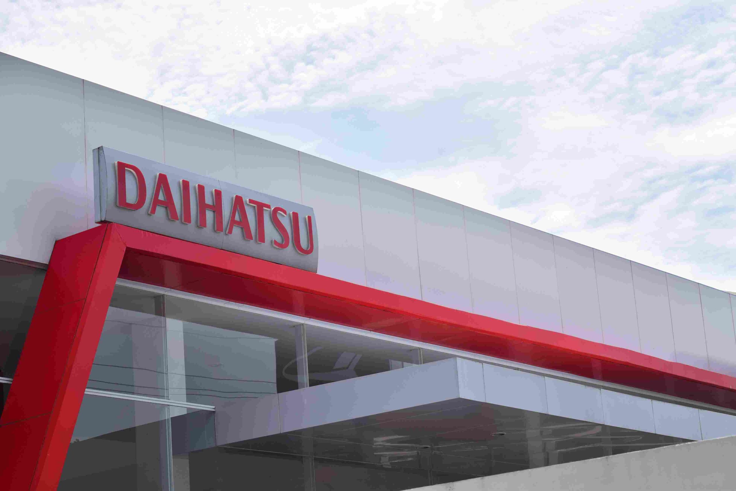 Dealer Daihatsu Makassar Terpercaya: Lokasi, Promo, dan Solusi Beli Mobil Online